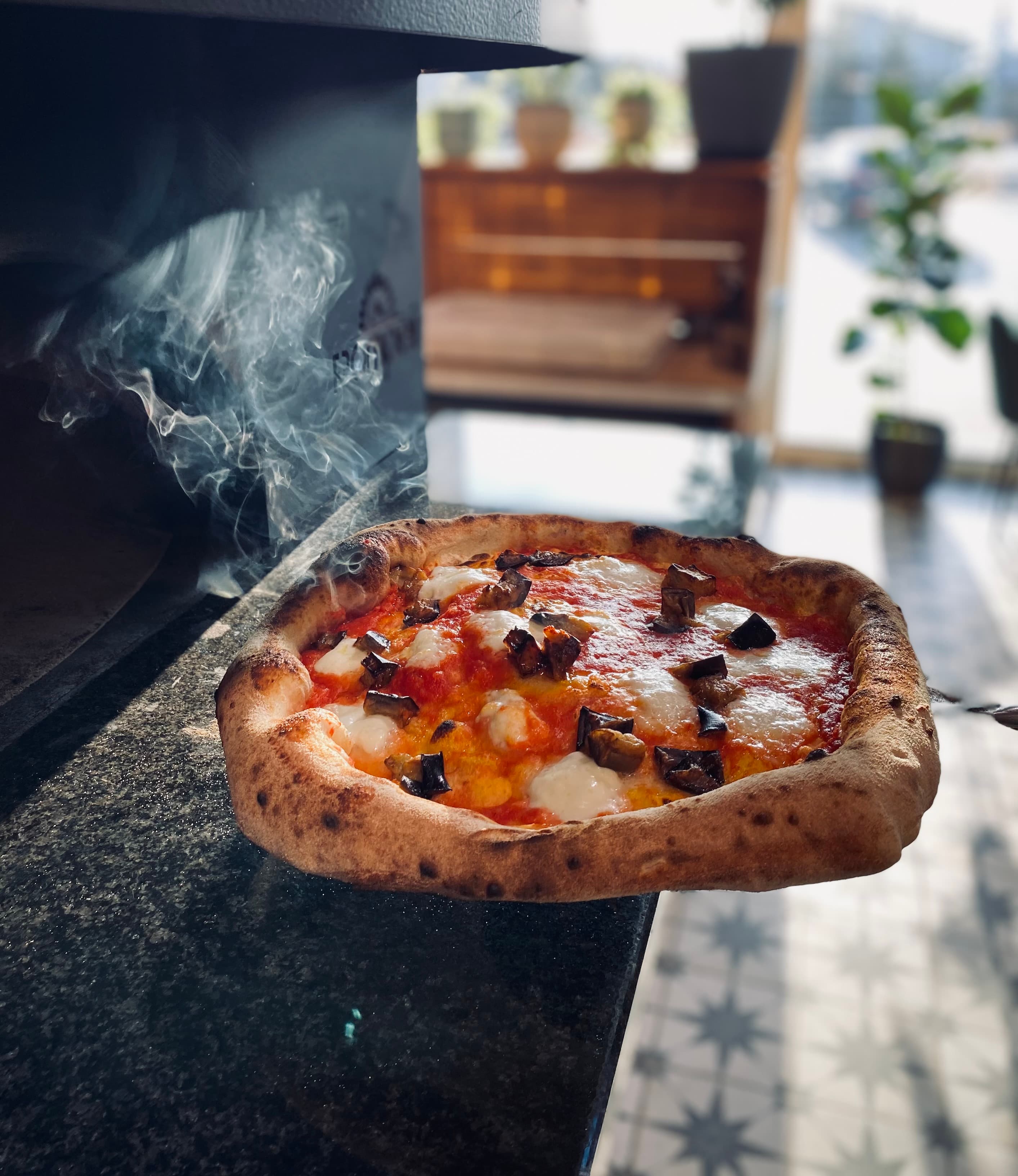 Pizza neapolitańska prosto z pieca w Zio Peppe