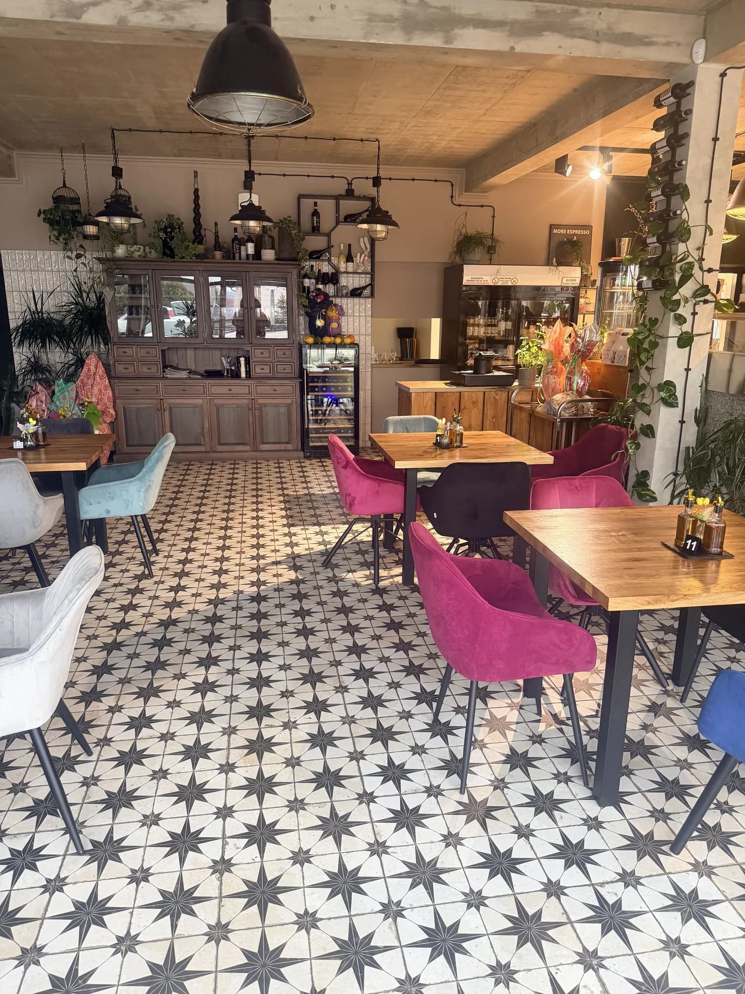 Sala pizzerii z kolorowymi krzesłami i barem w głębi
